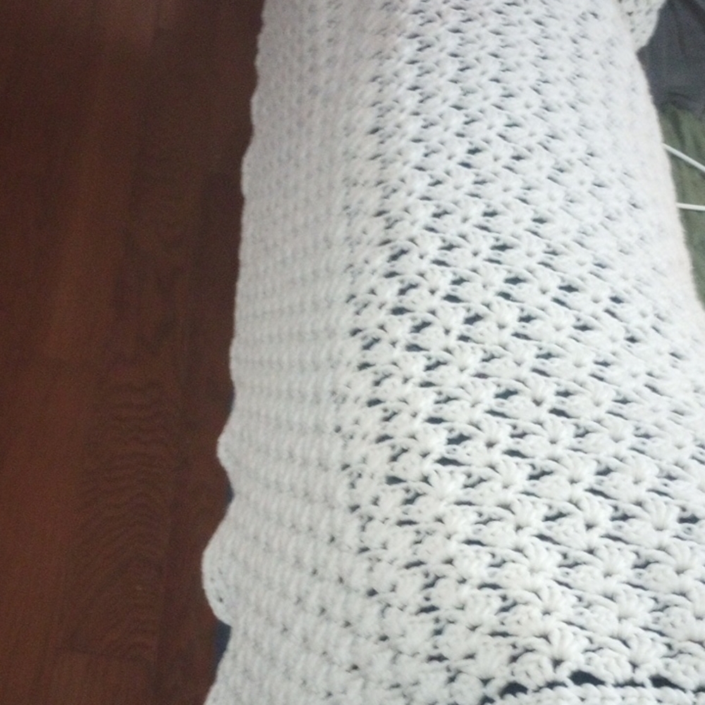 Cozy Off-White Knitted Throw Blanket/Wrap